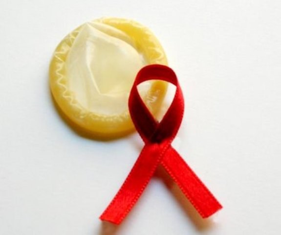 TESTE DE AIDS SAI EM SETE MINUTOS: CAMPANHA DISTRIBUI CAMISINHAS
