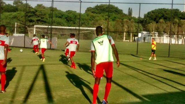 Vilhena treina no CT da Macaca, mas Bittencourt não dá pista da escalação