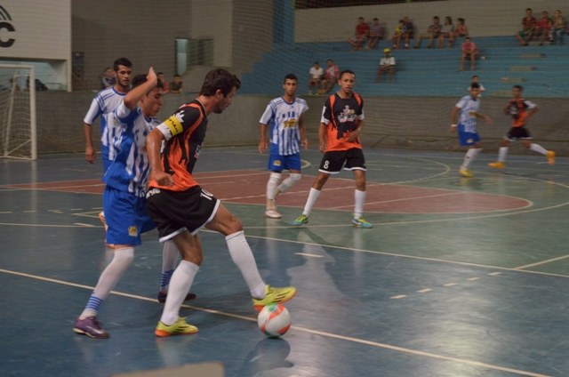 Carevel Veículos e Casa do Chimarrão fazem final do Municipal de Futsal