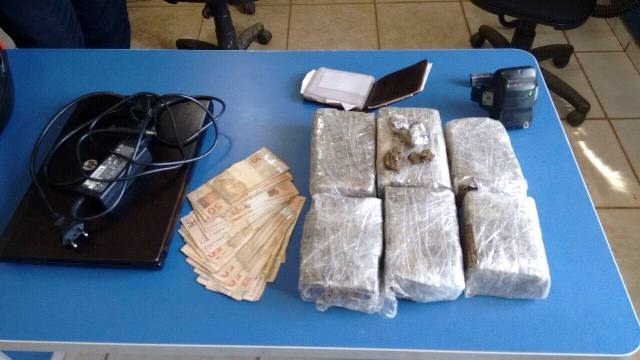 Vilhena: PM prende várias pessoas em “boca”; homem com tornozeleira escapa