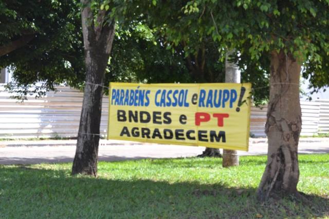 Empresários vilhenenses espalham faixas em protesto contra Cassol e Raupp