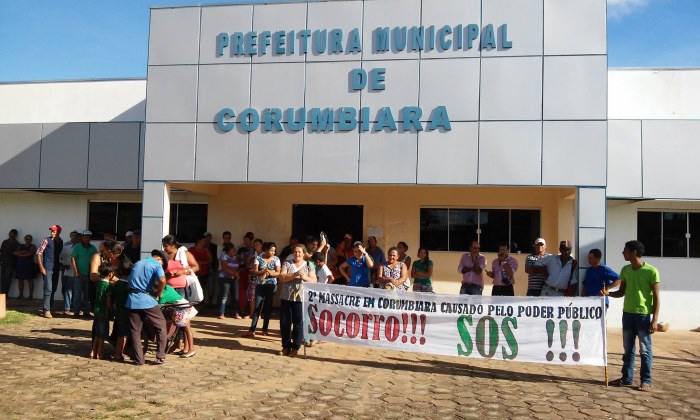 Mais de 100 pessoas invadem prefeitura de Corumbiara e fazem reivindicações