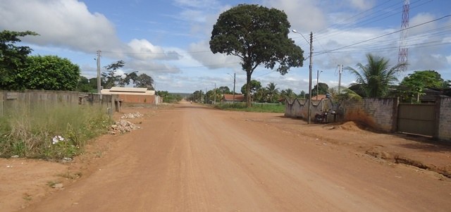 Prefeitura improvisa desvio para evitar caminhões no centro de Cerejeiras