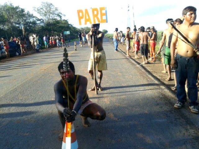 PRF intervém e índios suspendem cobrança de pedágio entre Vihena e Comodoro