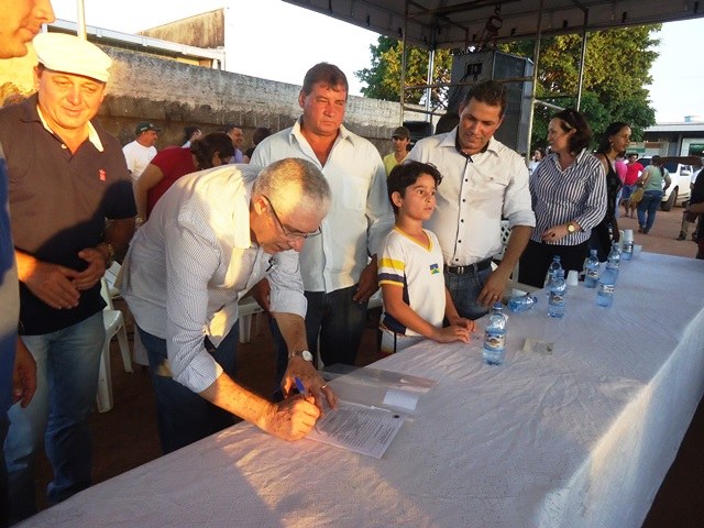 Em evento em praça pública, prefeito de Cerejeiras anuncia “pacotão de obras”