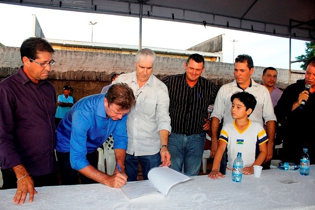 Deputado Luizinho Goebel assina ordens de serviços para obras em Cerejeiras