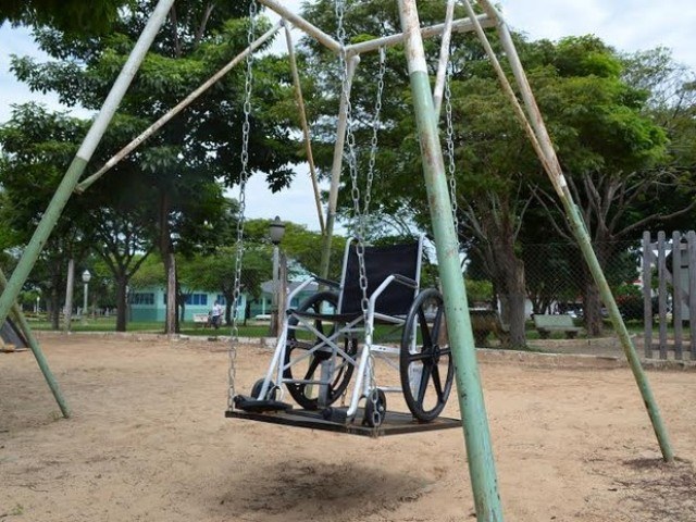 Empresário anônimo garante diversão de crianças deficientes em praça de Vilhena