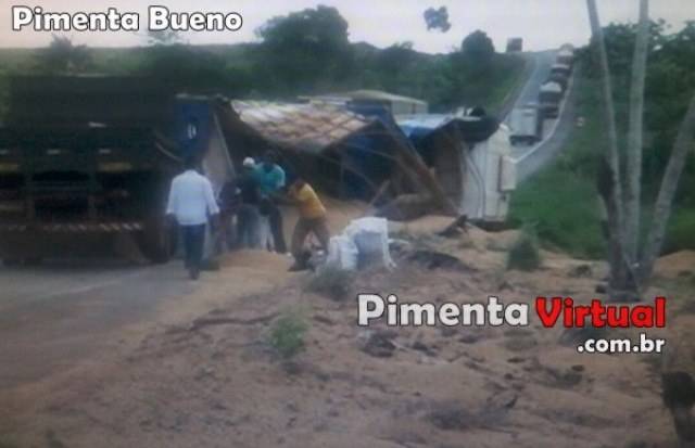 Vilhenense tomba carreta carregada de soja após “fechada” de boiadeiro na BR 364