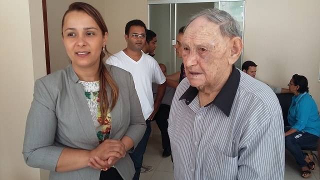 Em reunião com pastores em Vilhena, deputada homenageia religioso pioneiro