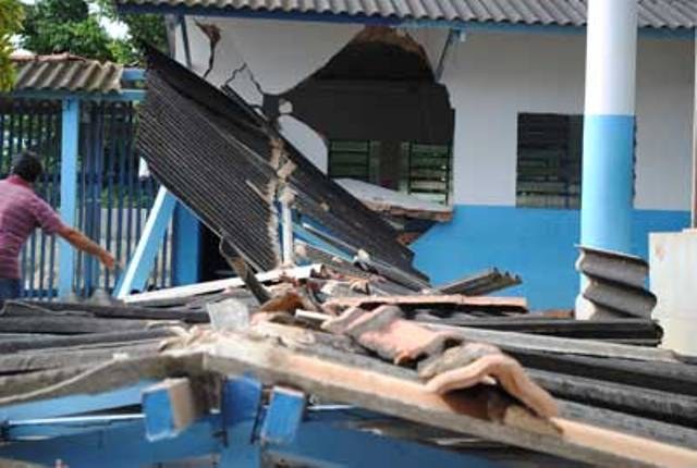 ALUNOS FICAM FERIDOS EM REFORMA DE ESCOLA; BOMBEIROS SOCORREM