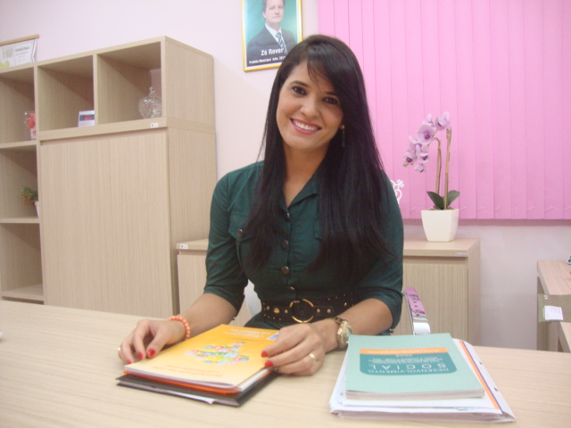 Após polêmica, secretaria comandada por primeira-dama fala sobre casas populares