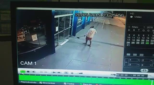 VÍDEO: homem armado com enxadão provoca estragos em Chupinguaia 