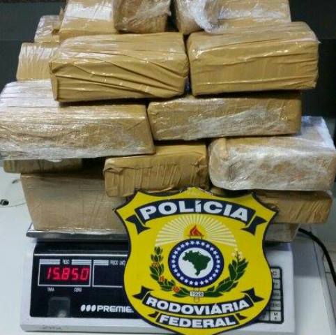 PRF prende homem com CNH falsa e mulher com 15 kg de maconha em Vilhena