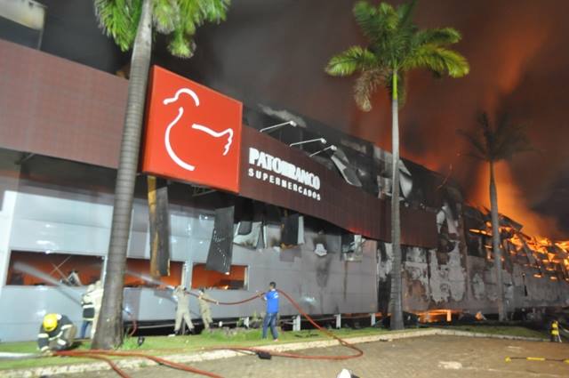 FOTOS: apesar da destruição, Bombeiros tentam controlar incêndio em shopping