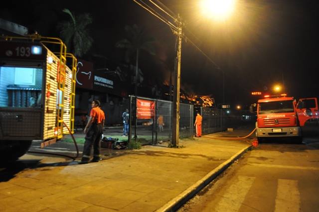 Bombeiros controlam incêndio em shopping; redes sociais destilam “veneno”