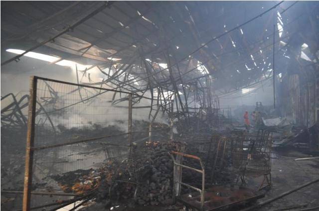 Imagens mostram destruição em shopping após mais de oito horas de incêndio