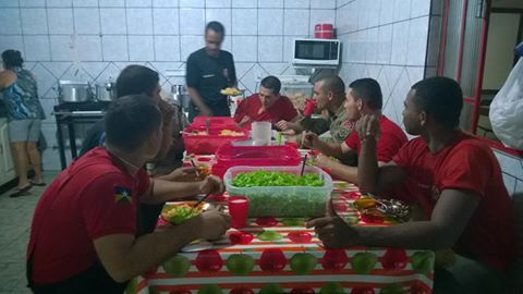 Bombeiros e voluntários dão show de dedicação ao combater incêndio em Vilhena