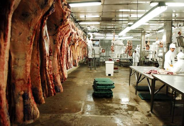 JBS fecha frigorífico em Ariquemes; Vilhena e mais cinco cidades mantêm atividades