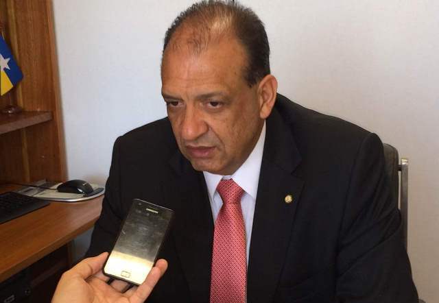 Ambulância e depoimento de ex-prefeito de Cerejeiras complicam deputado