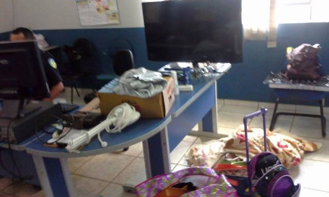 Rapazes saqueiam casa e escrevem na parede: “Não tinha tudo que eu queria”