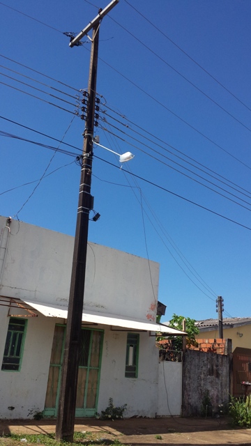 Caminhão com caçamba levantada causa estragos e deixa bairro sem luz e telefone