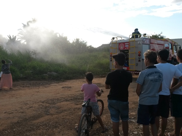 Incêndio em terreno baldio mobiliza moradores e ameaça casas no Setor 22