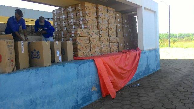 PRF de Vilhena flagra homens com cigarros “piratas”: um é preso, outro consegue fugir