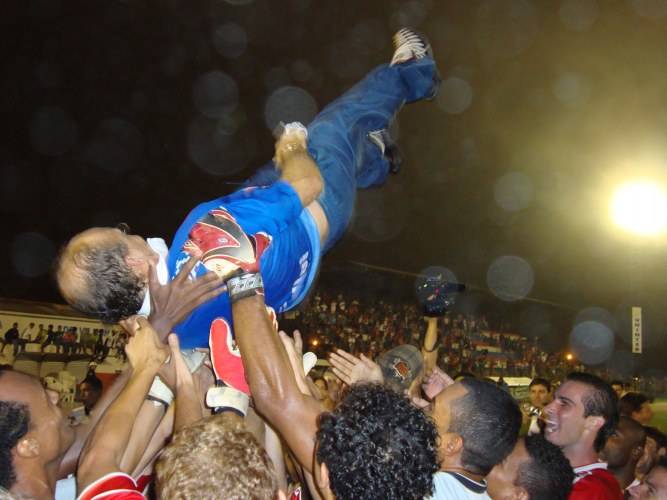 VEC É CAMPEÃO COM GOLEADA EM CASA