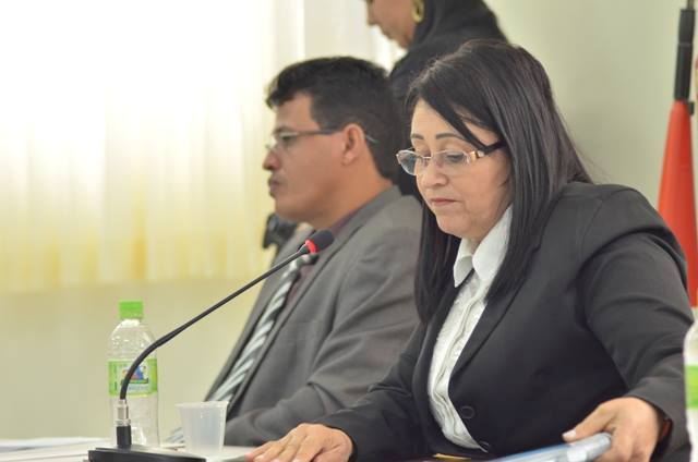Vereadora faz críticas e diz estranhar revogação de permuta envolvendo terrenos