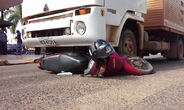 Mais um: motoqueiro é arrastado por caminhão de entregas no centro de Vilhena