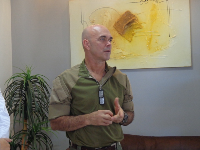 Especialista em sobrevivência do Discovery Channel motiva jovens em Vilhena