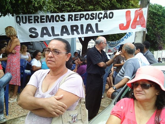 MANIFESTAÇÃO DE PROFESSORES REÚNE 200 PESSOAS