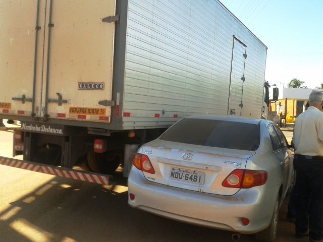 Acidente inusitado: caminhão fica “grudado” em carro de passeio em Cerejeiras
