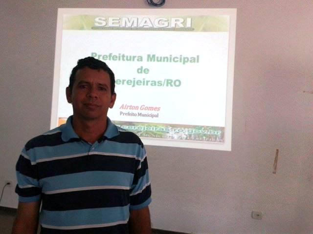 Em Cerejeiras, secretário tenta convencer agroindústrias a sair da informalidade