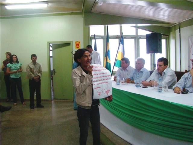 MÃE DE ALUNO FAZ PROTESTO EM SOLENIDADE DA PREFEITURA E DEIXA ROVER CONSTRANGIDO