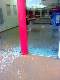 “Na raiva”, mulher quebra porta de banco no final de semana em Cerejeiras