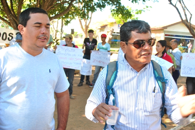 Moradores de bairro sem energia elétrica há quatros anos fazem protesto em Vilhena