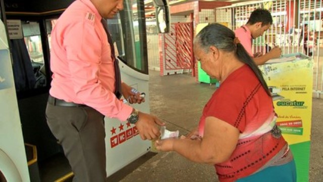 MPF denuncia empresas que não dão desconto a idosos na compra de passagens