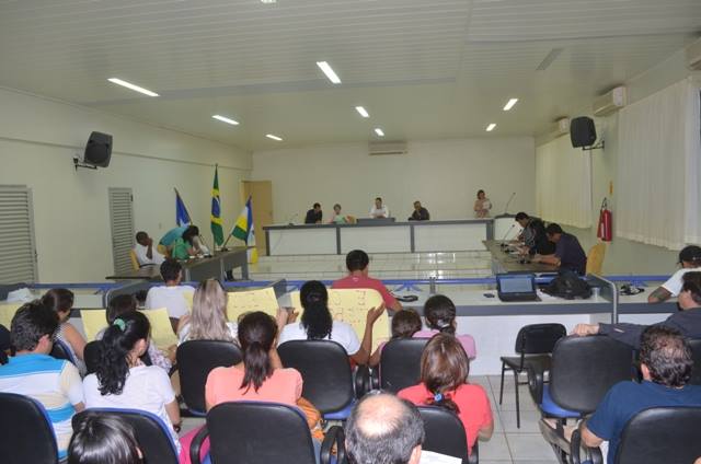 Sob protestos de servidores municipais, Câmara aprova repasses para CDL e Aviagro