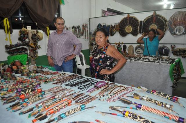 Estande de índia Cinta Larga chama a atenção com artesanato típico da Amazônia