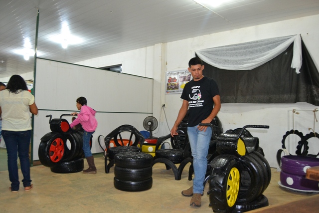 Mecânico transforma borracha em móveis e brinquedos e fatura em Feiras Agropecuárias 