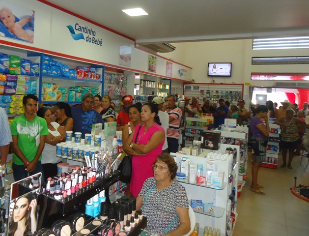 Pacientes formam fila para exames médicos gratuitos em farmácia de Cerejeiras
