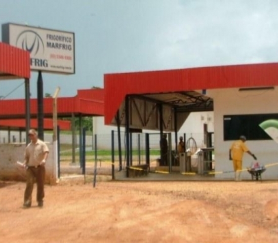 Com haitianos e ameaça de paralisação, frigorífico causa apreensão em Chupinguaia