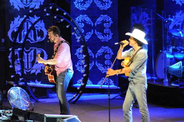 Com arena lotada, show de Jads e Jadson encerra primeira noite da Expovil 2015