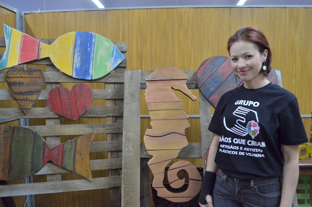 Artesã usa madeira de descarte como matéria prima e faz sucesso na Expovil