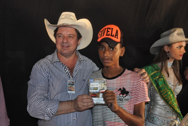 Doméstica ganha sozinha Pálio sorteado na terceira noite da Expovil