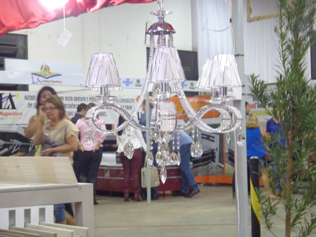Loja chama atenção com lustre e jogos de luzes na Expovil 