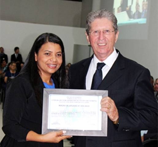 Vereadora entrega homenagem da Câmara de Vilhena a líder da Assembléia de Deus