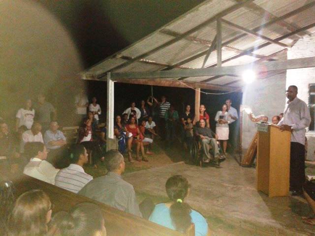 Cerejeiras: culto celebra melhora do homem que sobreviveu a acidente que matou filho