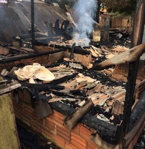 Em cidade de Rondônia, mulher incendeia a própria casa para matar o marido